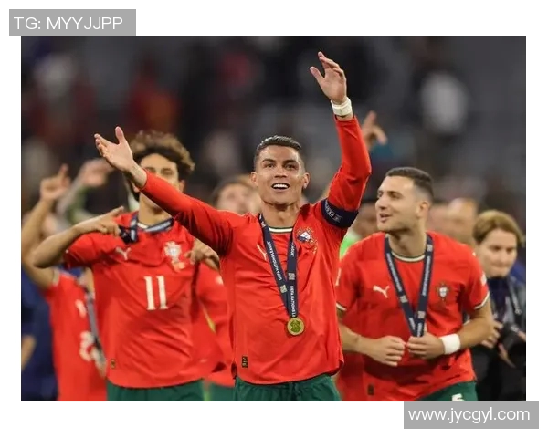 球迷疯狂冲进场内抢C罗球衣引发欧冠赛场奇观